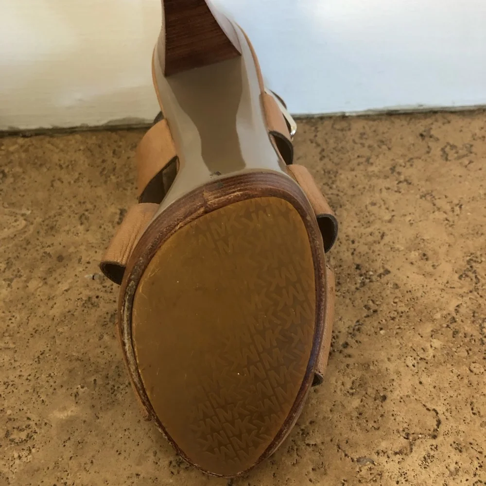 MICHAEL KORS - Y2K CARLA LEATHER BUCKLE PLATFORM HEELS SANDALS + WOMENS/TAN 7